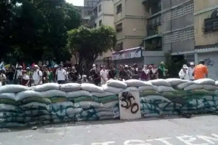 Sonhar com barricada, se estiver nela perigo iminente. Fugir dela, desonra, pode ser traição da pessoa amada. Atacá-la, sucesso em todos os sentidos.