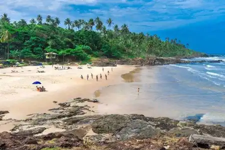 Sonhar com Praia, estar numa, num dia de sol, felicidade. Ver muitos banhistas numa praia, alegria.