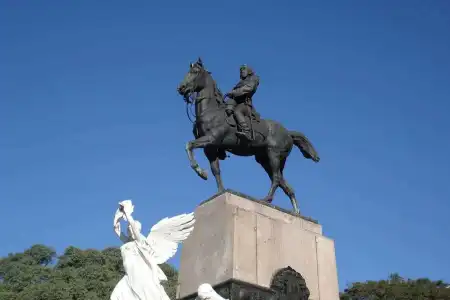 Sonhar com monumento, ver um erguido a um amigo, sucessos. Ver um herói ou artista, indica negócios vantajosos. Ver um monumento a si próprio, vaidade prejudicial.