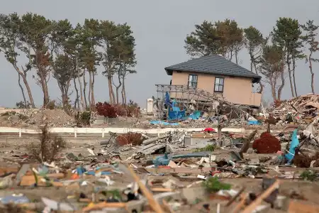 Sonhar com terremoto, mudança de vida, acontecimentos contrários aos desejos, incertezas.