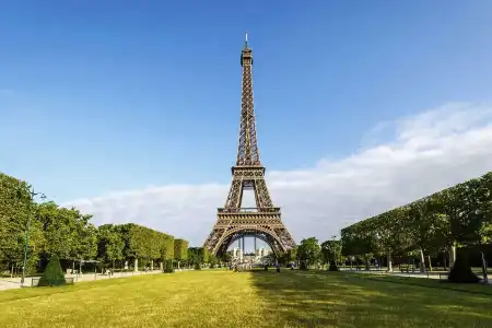 Sonhar com torre, vê-la ou estar nela: significa prisão ou moléstia.  Subir na torre em sonho, êxito certo. Descer da torre, pesares. Cair dela, desastre.