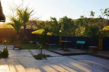 Sonhar com quintal, se em sonho aparece bem cultivado, sinal de lucros extraordinários. Quintal abandonado, doença na família, que passará rapidamente.