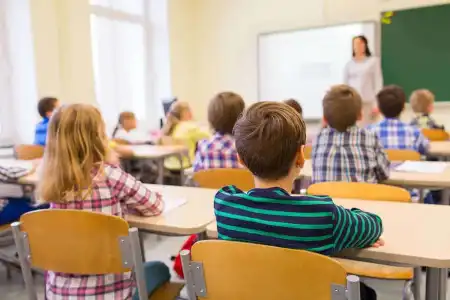 Sonhar com uma escola, sofrerá humilhação. Ir à escola, os negócios irão bem. Levar crianças à escola, dará bom exemplo aos filhos. Ir ao jardim-de-infância, fará coisas doidas.