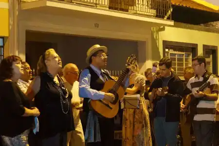 Sonhar com Serenata, ouvi-la, relações com pessoa de projeção social. Se é mulher quem canta, amores felizes.